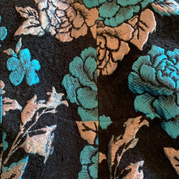 ASOS Cropped Top. Beautiful floral print. Size 4. - Picture 7 of 7